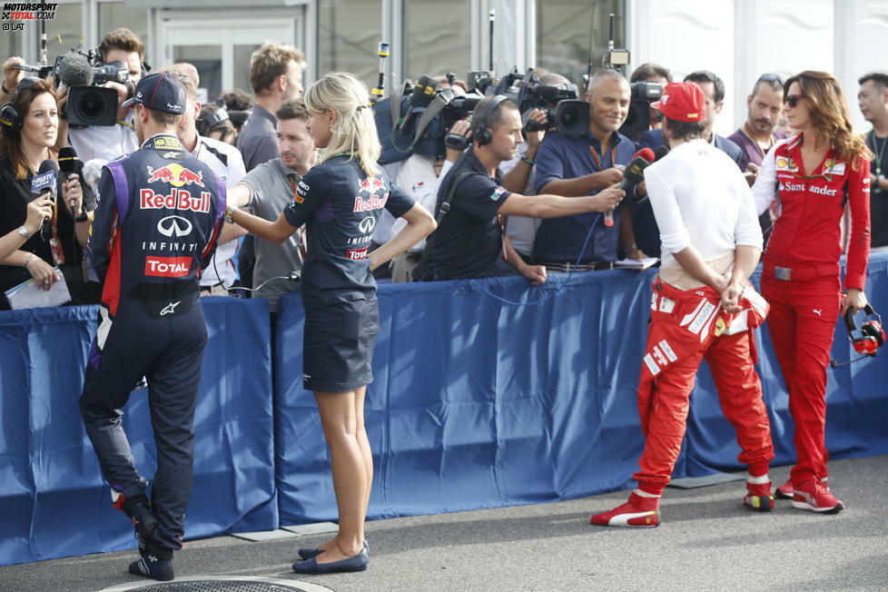 Auf Schritt und Tritt von den Kameras verfolgt: Sebastian Vettel (links) gibt am Samstagmorgen bekannt, dass er Red Bull verlassen wird. Fernando Alonso (rechts) bekennt sich nicht mehr hundertprozentig zu einem Verbleib bei Ferrari. Die Gerüchte lassen den beiden für den Rest des Wochenendes keine ruhige Minute mehr.