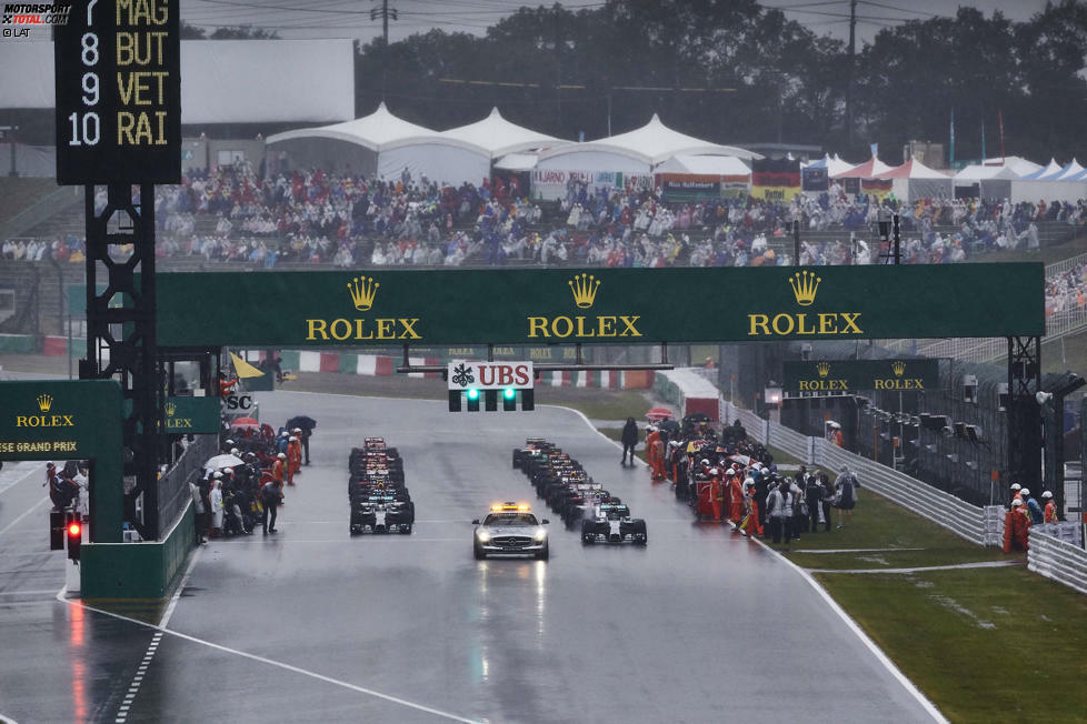 Allerdings hinter dem Safety-Car. Bei strömendem Regen - in Intervallen mal stärker, mal etwas schwächer - 