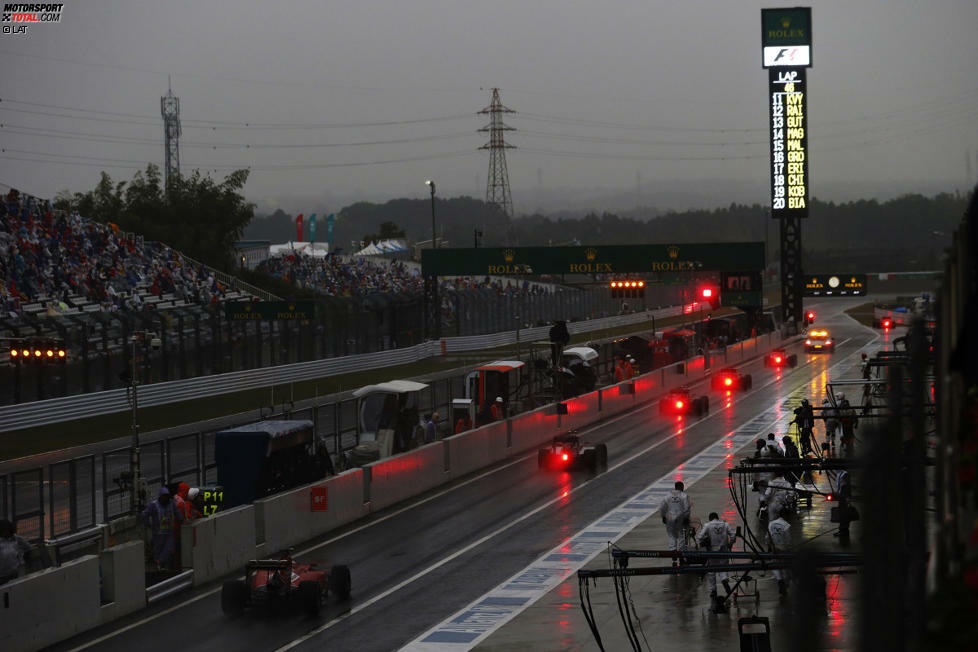 Hinter Leader Rosberg nehmen die 21 anderen Autos in der Boxengasse Aufstellung. Viele steigen kurz aus, die Teams bauen kleine Zelte als Regenschutz auf. Bis zum Restart um 15:25 Uhr Ortszeit, wieder hinter dem Safety-Car. Hamilton beginnt über Boxenfunk zur Rennleitung zu schimpfen: 