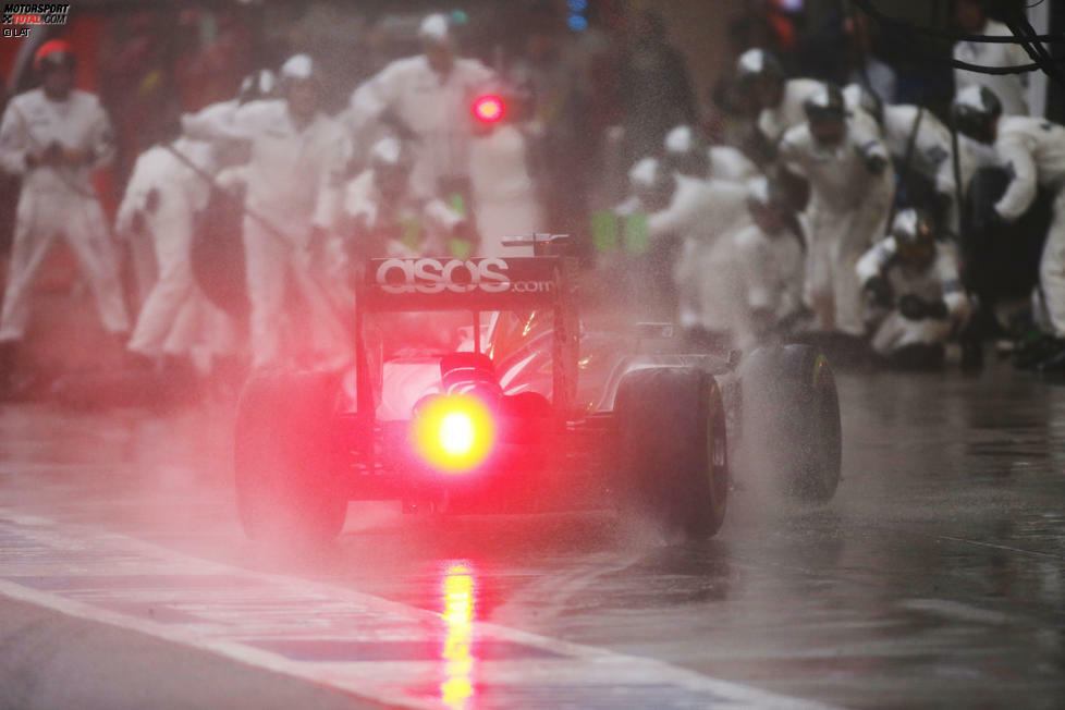 Nicht einmal eine Runde ist das Rennen freigegeben, schon kommen Jenson Button (McLaren) und Pastor Maldonado (Lotus) an die Box und wechseln von Voll-Regenreifen auf Intermediates. Buttons Poker geht auf: 