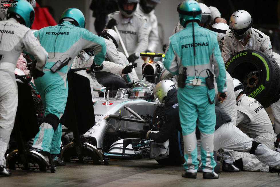 Rosberg kommt in der 13., Hamilton in der 14. Runde zum Boxenstopp. Hamilton wittert bei freier Fahrt seine Chance, fährt Bestzeit im ersten Sektor - gerät dann aber in der Spoon-Kurve neben die Strecke und bleibt hinter dem Deutschen. Der klagt auf Intermediates plötzlich über 