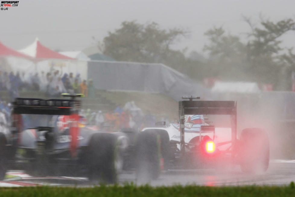 Vettel, in den vergangenen fünf Suzuka-Rennen viermal Sieger, dreht wieder einmal groß auf - sensationell, wie er und Ricciardo der Reihe nach beide Williams (mit Trockenabstimmung gestartet) überholen! Die beiden Red Bulls sind in dieser Phase mit Abstand die schnellsten Autos auf der Strecke.