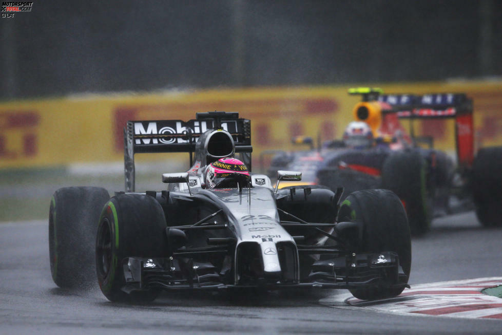 Zunächst auch hinter Button, der einem möglichen vierten Platz entgegenfährt. Ricciardos erster Überholversuch in der Haarnadel scheitert noch, später kommt er aber doch am McLaren vorbei. Buttons smarte Leistung wird trotzdem mit Platz fünf belohnt.