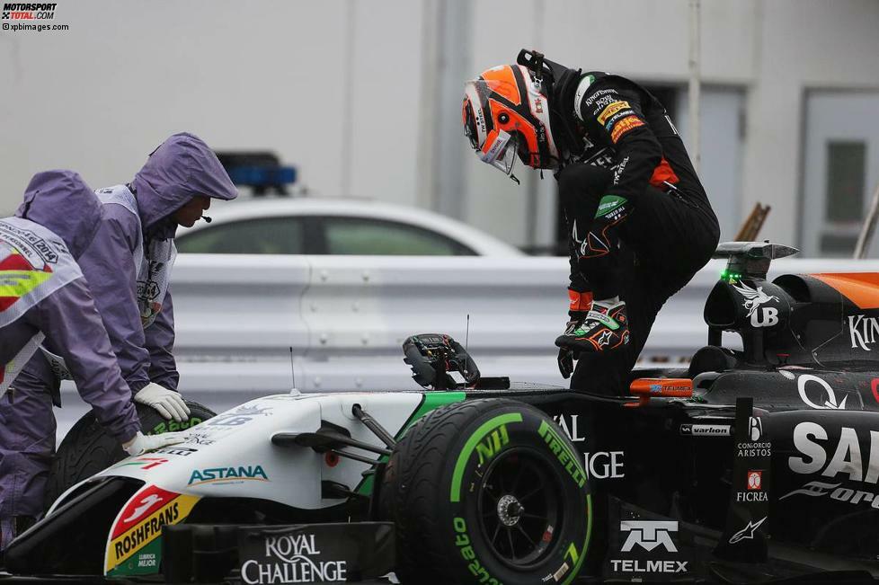 Kuriosum am Rande: Nico Hülkenberg muss seinen Force India noch vor der neuerlichen Unterbrechung an der Boxenausfahrt abstellen - darf seinen achten Platz aber behalten, weil bei Rennabbruch immer die vorletzte beendete Runde gewertet wird. So bekommt Vettel auch seinen dritten Platz zurück, den er wegen eines zusätzlichen Boxenstopps schon an Ricciardo verloren glaubte.