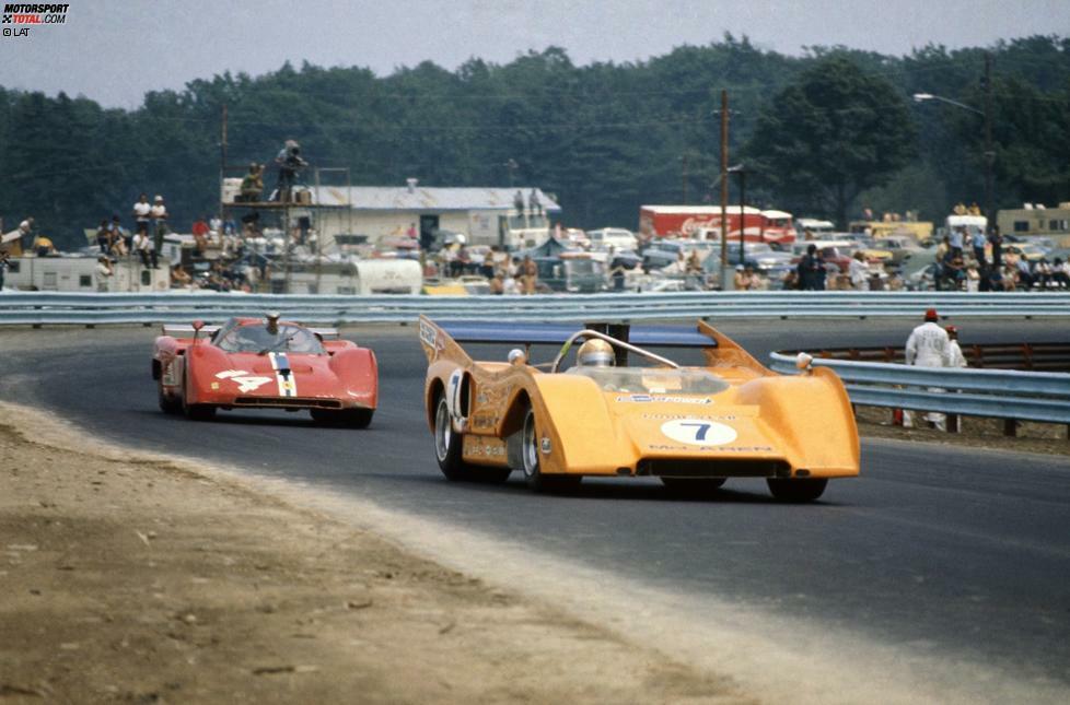 Vor allem auch deshalb, weil er 1971 für McLaren den Titel in der Can-Am-Serie holt. Revson (hier vor dem Ferrari von Sam Posey bei seinem Sieg in Watkins Glen) gewinnt fünf der zehn Saisonrennen und verweist seinen Teamkollegen Denny Hulme auf Rang zwei.