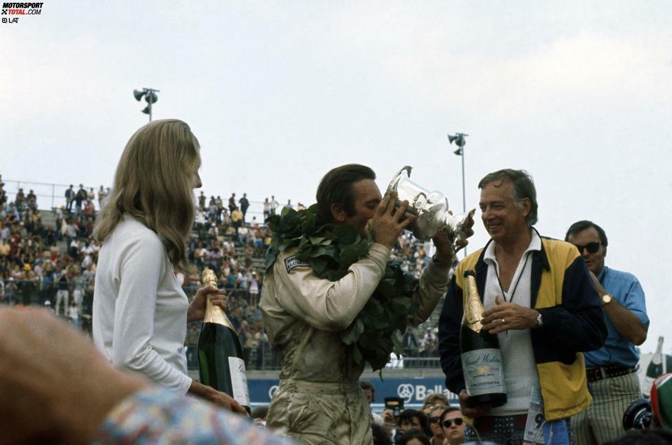 Wer arbeiten kann, der kann auch feiern! Nach seinem Erfolg in Watkins Glen gönnt sich Revson einen Schluck Champagner aus seinem Pokal. Ob der Lebemann bei der Gelegenheit auch einen Blick auf die junge Dame neben ihm geworfen hat?