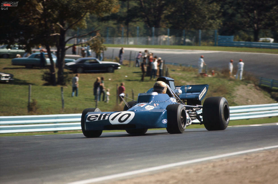 Beim Großen Preis der USA 1971 in Watkins Glen bekommt der Lokalmatador ein Cockpit im Tyrrell 001. Revsons erstes Formel-1-Rennen nach über sieben Jahren ist allerdings nicht von Erfolg gekrönt - Wegen eines Kupplungsschadens übersteht er nicht einmal die erste Runde.