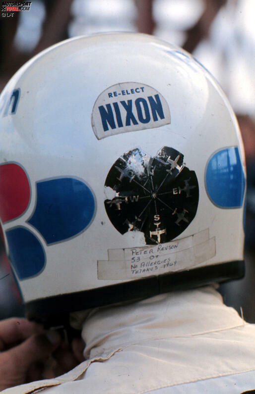 Auch politisch engagiert sich Revson. Während der Präsidentschaftswahl in den Vereinigten Staaten 1972 wirbt der McLaren-Pilot auf seinem Helm für den republikanischen Kandidaten Richard Nixon.