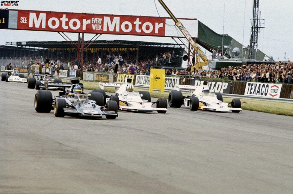 1973 setzt Revson auch auf der Strecke ein Zeichen. In Silverstone feiert der damals 34-Jährige den ersten Formel-1-Sieg seiner Karriere. Es ist ein durchaus knapper Erfolg: Die ersten vier Fahrer liegen alle innerhalb von nur 3,5 Sekunden.