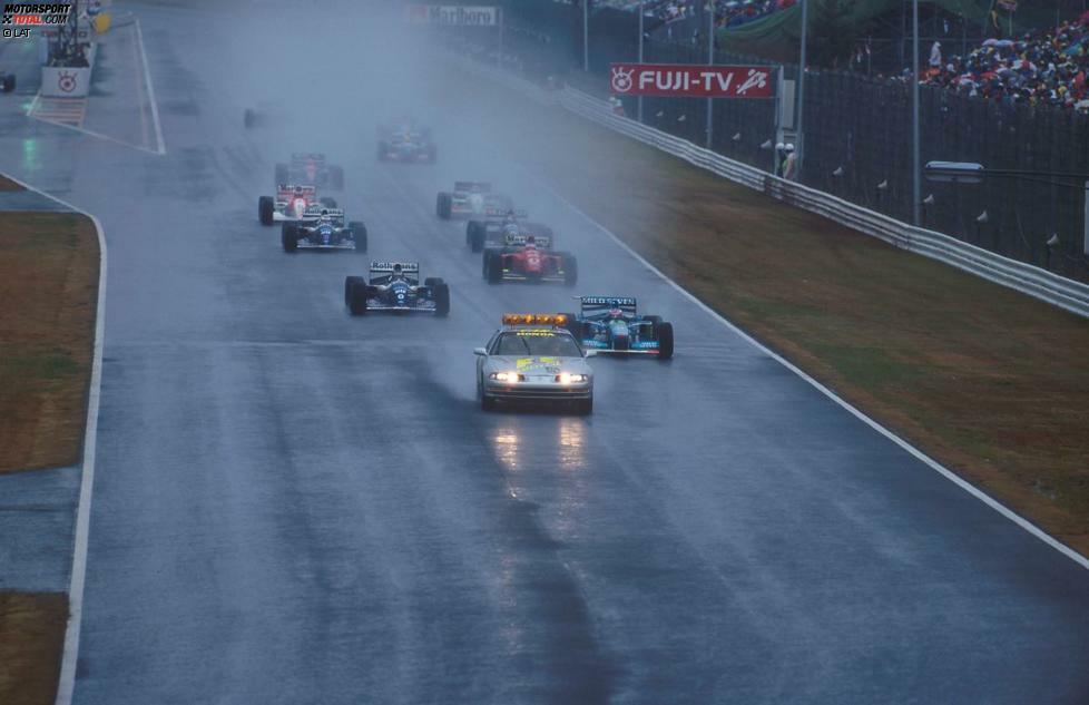 1994 gibt es noch keinen einheitlichen Safety-Car-Hersteller, wie man hier in Suzuka sieht. Beim Restart wird es wegen des heftigen Regens eingesetzt. Hier führt Michael Schumacher vor Damon Hill.
