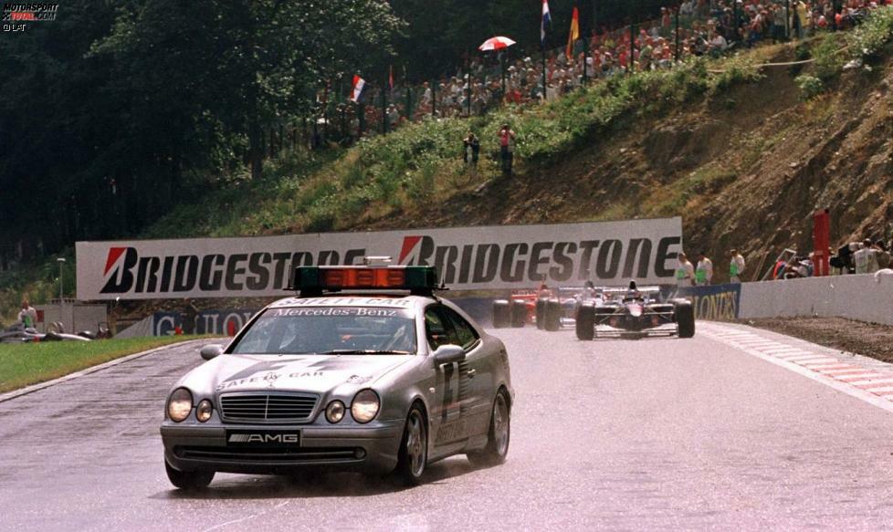 ...immer wieder neue Typen als Schrittmacher-Fahrzeug zu bewerben. Hier sehen wir den CLK 55 AMG beim Grand Prix von Belgien 1997.