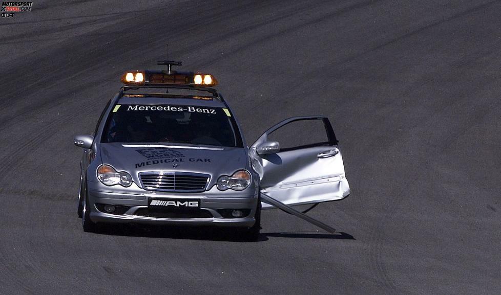 Das Medical-Car wird ebenfalls von Mercedes geliefert. Im Warm-Up von Brasilien 2001 sorgt ausgerechnet der eine Zeitlang von Mercedes unterstützte Sauber-Pilot Nick Heidfeld für einen Blechsalat, als er aus Versehen die Tür des