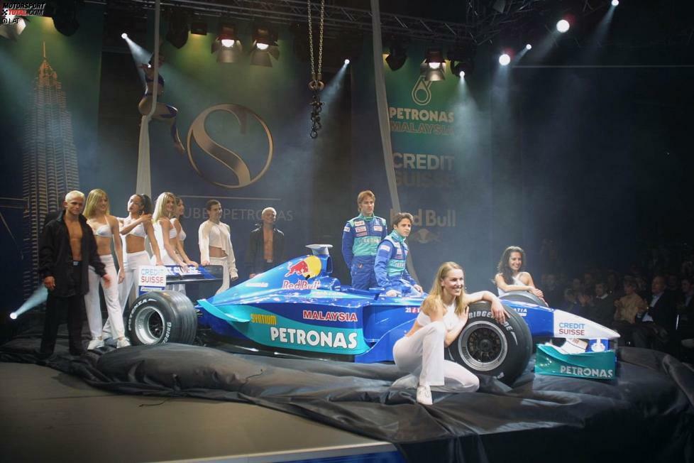 2002: Felipe Massa ist im Jahr nach Räikkönen der nächste Rookie, der bei Sauber anfängt. Gemeinsam mit Nick Heidfeld und einer Gruppe Show-Girls enthüllt er den C21. Ein Podestplatz bleibt diesem Auto aber verwehrt. Die Bestmarke: Heidfelds vierter Platz beim Grand Prix von Spanien.