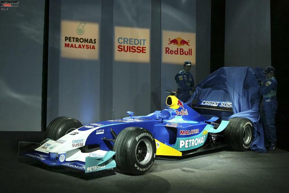 2003: Heinz-Harald Frentzen, der schon in den Jahren 1994 bis 1996 für Sauber fuhr, kehrt zurück und enthüllt zusammen mit Nick Heidfeld den C22. Beim Grand Prix der USA in Indianapolis wird Frentzen Dritter - der einzige Sauber-Podestplatz des Jahres.