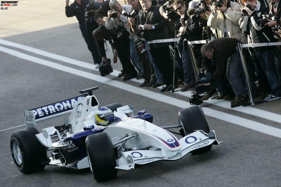2006: Sauber tritt ab sofort als BMW-Sauber auf. Die Typenbezeichnung der Autos ändert sich vom klassischen C (das auf Peter Saubers Ehefrau Christiane zurückgeht) hin zu F1. Der 2006er-Bolide trägt die Bezeichnung F1.06 und wird gefahren von Jacques Villeneuve, der bereits 2005 für Sauber fuhr, und Rückkehrer Nick Heidfeld. Heidfeld wird beim Grand Prix von Ungarn Dritter, zeitgleich wird Villeneuve durch Robert Kubica abgelöst.