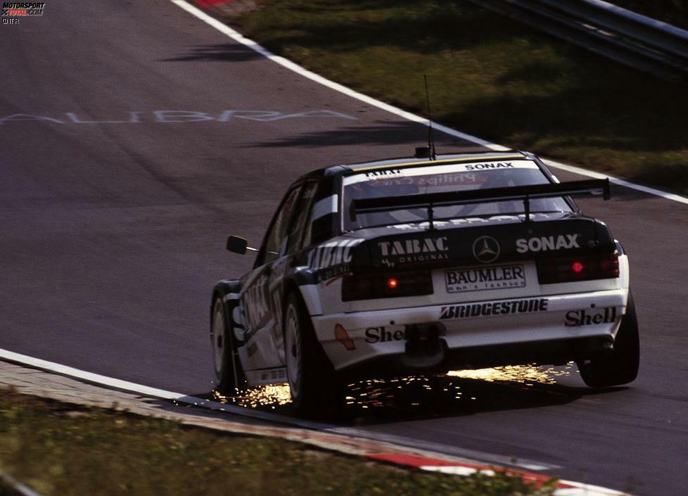 Schon bald lässt Bernd Schneider ordentlich die Fetzen fliegen, siegt 1992 erstmals in der DTM. Hier brettert er 1993 über die legendäre Nordschleife.