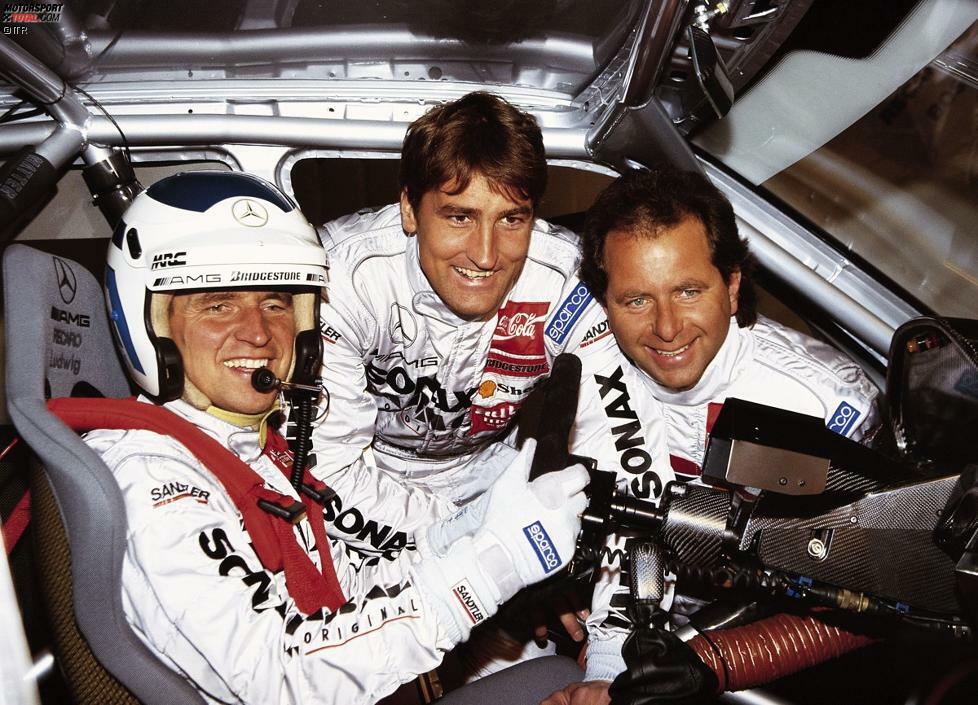 Die Mercedes-Speerspitzen in der DTM 1994: Roland Asch, Bernd Schneider und Klaus Ludwig (von links nach rechts) lächeln für die Kamera.