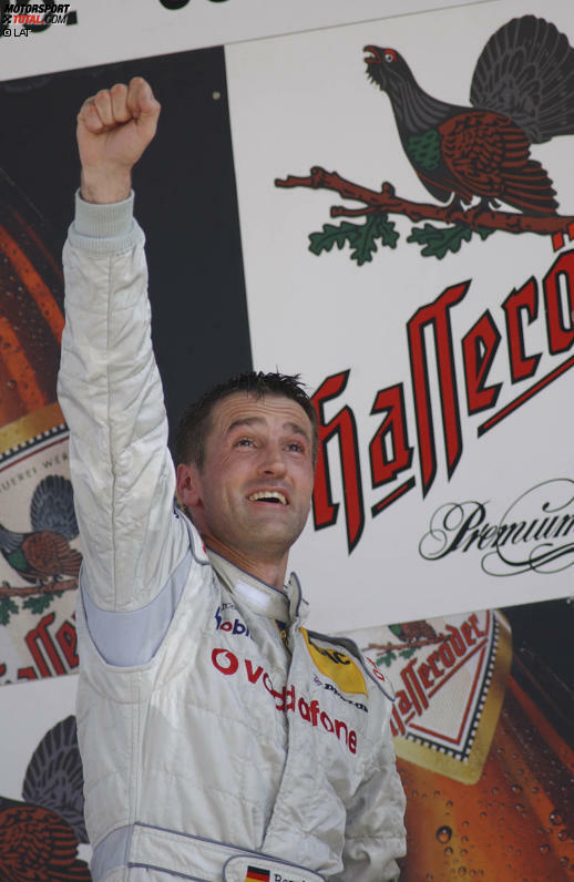 Bernd Schneider siegt und siegt und siegt. Hier bejubelt er seinen Erfolg am Lausitzring 2003. In diesem Jahr wird er zum vierten Mal DTM-Champion.