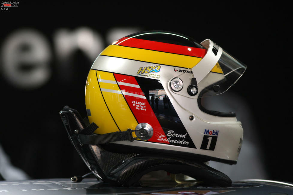 Vorerst bleibt Bernd Schneider der DTM aber erhalten und hängt den Helm noch nicht an den Nagel. Hier liegt sein Kopfschutz nur auf seinem Mercedes, den er auch 2008 noch einmal an den Start bringt.