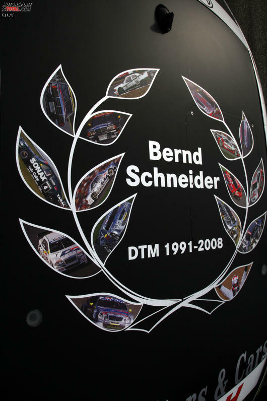 Mercedes spendiert Bernd Schneider bei dessem Abschied eine spezielle Lackierung mit Lorbeeren und Erinnerungen an die gemeinsame Zeit in der DTM von 1992 bis 2008.