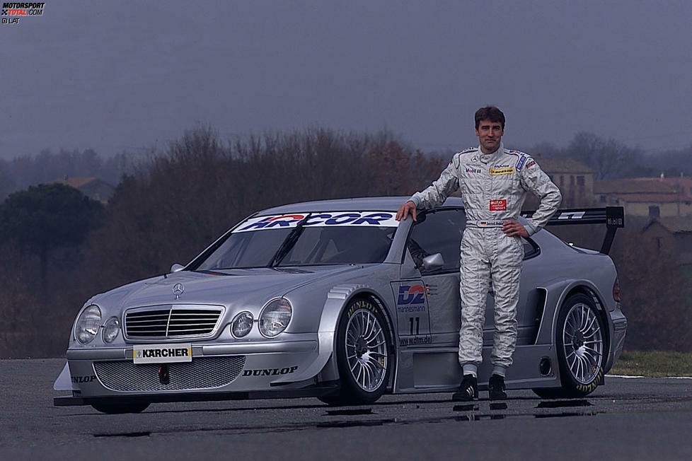 Dafür kommt es 2000 zur Neugründung der DTM - und Bernd Schneider ist bei Mercedes für das Programm gesetzt. Er bestreitet die ersten Tests mit den neuen Silhouetten-Prototypen und setzt alles daran, im Premierenjahr Meister zu werden. Sein Wunsch geht in Erfüllung.