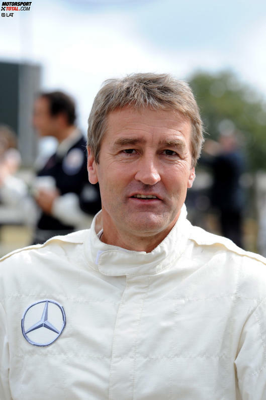 Mit dem Stern auf der Brust: Als Marken-Botschafter für Mercedes ist Bernd Schneider dem Motorsport erhalten geblieben. Und mit etwas Glück läuft er Ihnen beim einen oder anderen DTM-Rennen ja über den Weg. Als Zuschauer, nicht mehr als Rennfahrer.