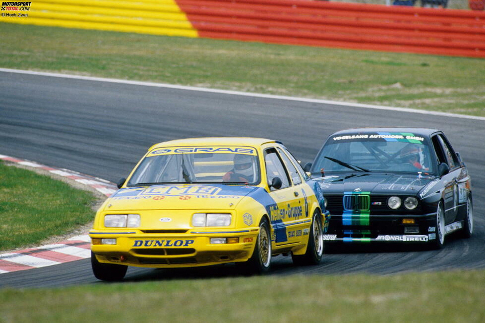 Von 1986 bis 1989 absolviert er insgesamt 13 DTM-Rennen, fährt neben dem Formelsport nie eine ganze Saison. Hier kämpft er 1987 gegen Harald Grohs im BMW. 1989 gelingt ihm mit Ford der Sieg bei den 24 Stunden von Spa-Francorchamps, womit er Aufsehen erregt.