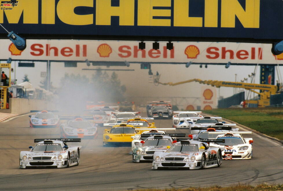 Auch danach wird Schneider nicht langweilig: Er steigt mit Mercedes und dem brandneuen CLK GTR in die FIA-GT-Serie ein und wird im Debütjahr 1997 Meister. 1998 will er seinen Titel mit Teampartner Mark Webber verteidigen, doch der zu AMG zurückgekehrte Klaus Ludwig schnappt ihm die Krone beim Finale noch weg.