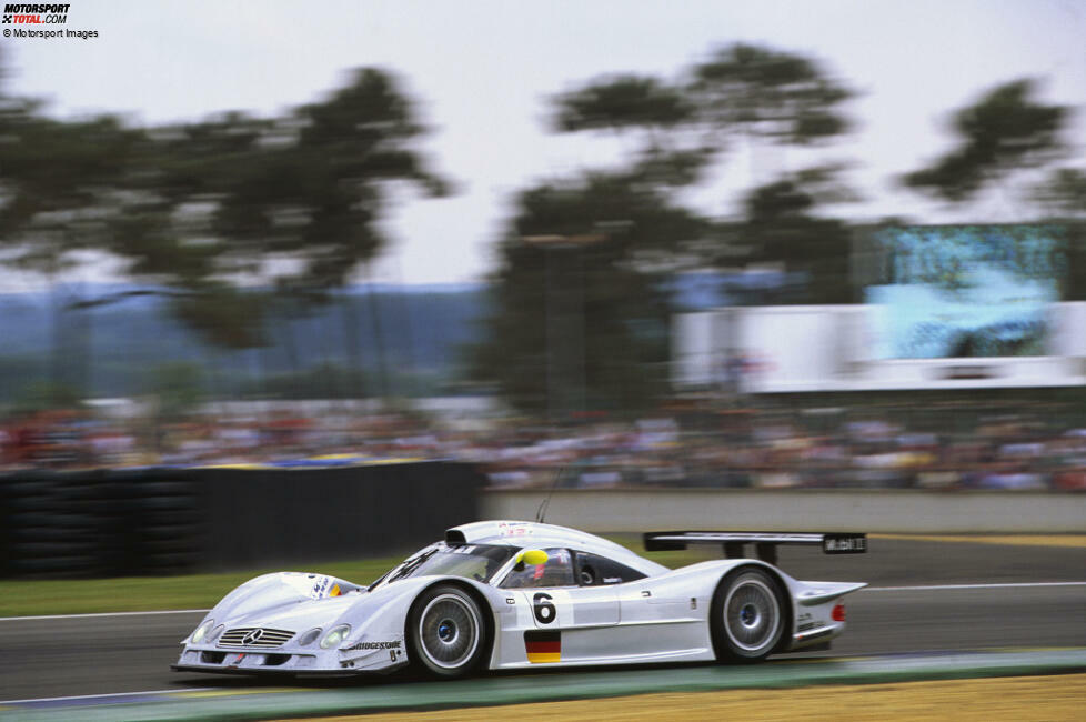 1999 wollen es Schneider und Mercedes in Le Mans wissen, doch das Wochenende wird zum Fiasko. Die Teamkollegen Webber und Peter Dumbreck überleben dramatische Unfälle, weil der CLR Unterluft bekommt und abhebt! Schneiders Auto wird auf Platz zwei liegend aus Sicherheitsgründen aus dem Rennen zurückgezogen.