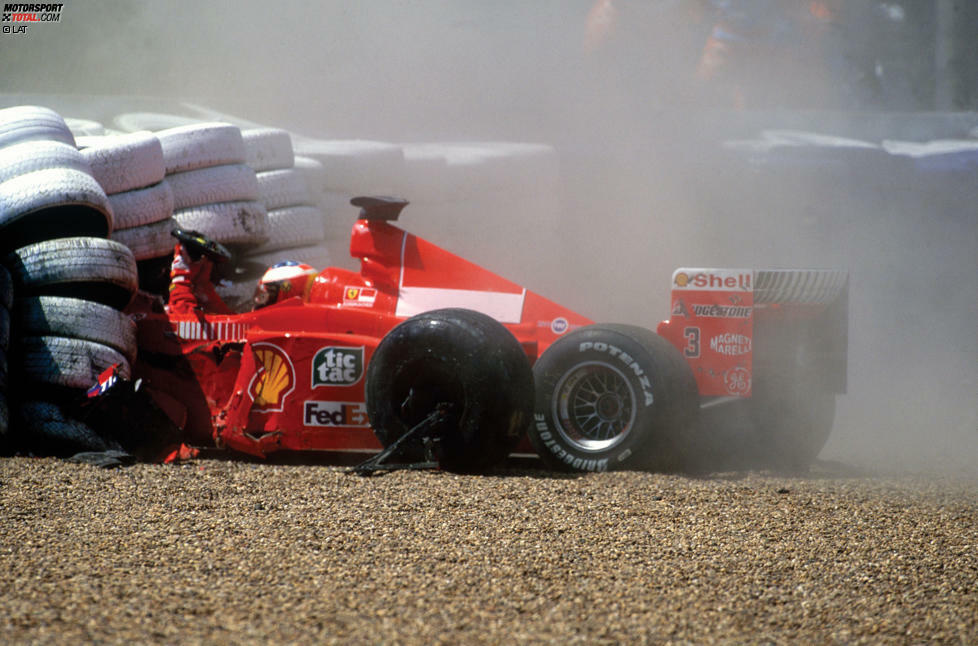 In Silverstone erleidet Schumacher einen Beinbruch und muss anschließend sechs Rennen aussetzen. Teamkollege Eddie Irvine muss als neue Nummer eins bei Ferrari einspringen. Es ist Schumachers schwerste Verletzung seiner gesamten Formel-1-Karriere.