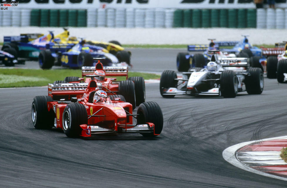 Im vorletzten Saisonrennen in Malaysia kehrt Schumacher wie Phönix aus der Asche zurück. Im Qualifying holt er sich mit fast über einer Sekunde Vorsprung die Pole-Position. Im Rennen präsentiert sich der Kerpener dann als Teamplayer und überlässt Irvine den Sieg, da dieser die Punkte für den WM-Kampf braucht. Am Ende holt Häkkinen erneut den Titel, Ferrari sichert sich allerdings den ersten Konstrukteurs-Titel seit 1983.