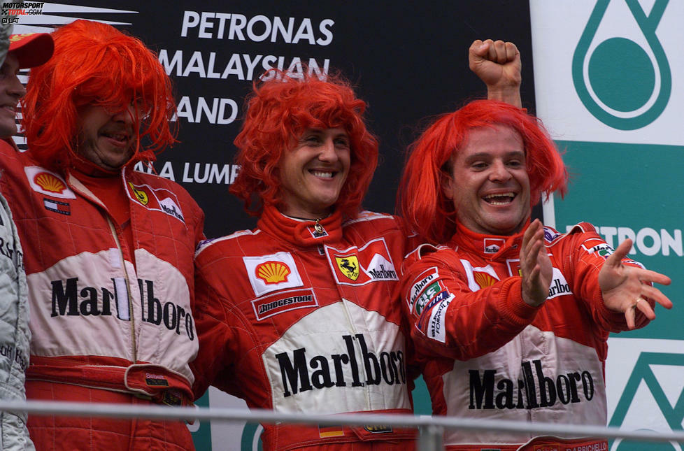 Richtig ausgelassen wird allerdings erst nach dem letzten Lauf der Saison in Malaysia gefeiert, in dem Ferrari sich auch noch den Konstrukteurs-Titel sichert. Bis heute legendär: Die roten Perücken von Schumi und Co. Es ist der Startschuss einer bis heute unerreichten Dominanzphase. Zwischen 2000 und 2004 sichern sich Schumacher und Ferrari fünf Fahrer- und Konstrukteurs-Titel in Serie.