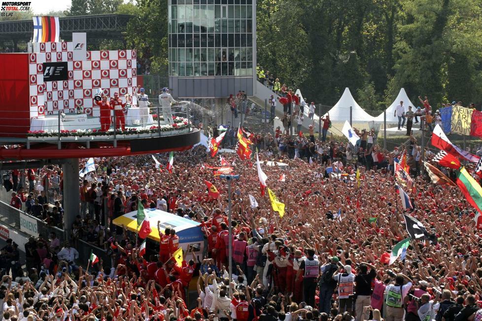 Siege in Monza sind immer etwas besonderes, vor allem für Ferrari-Piloten. Insgesamt dreimal gewinnt Schumi für die Scuderia dort, letztmalig 2006. Was die Tifosi hier noch nicht ahnen: Auf der anschließenden Pressekonferenz wird Schumacher seinen Rücktritt nach der Saison verkünden.