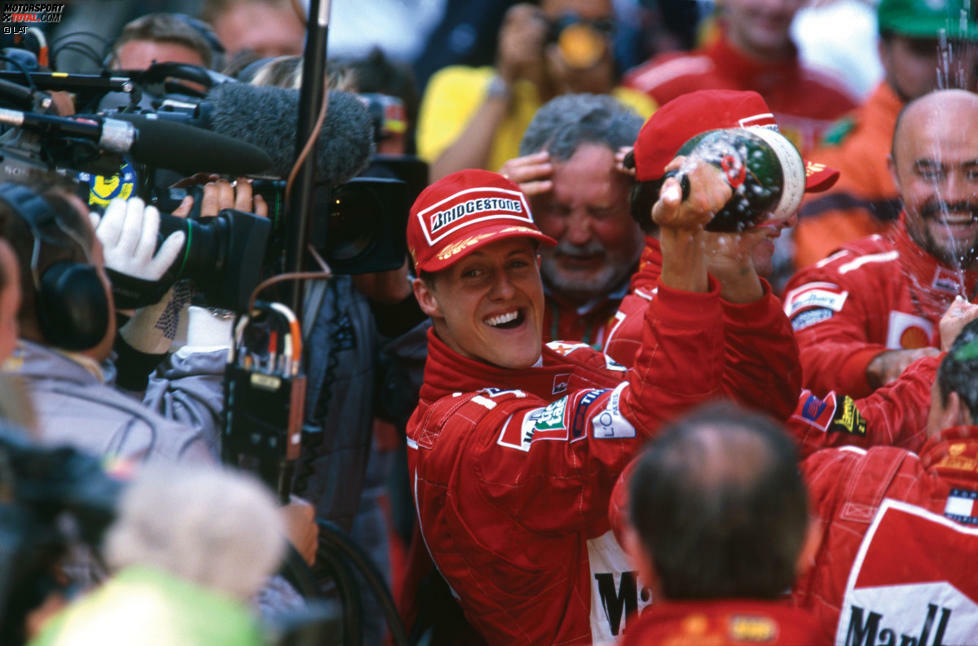 Am 16. Mai 1999 gewinnt Schumacher in Monaco und holt damit seinen 16. Sieg für Ferrari. Damit überflügelt er Niki Lauda und ist in Sachen Siegen nun der erfolgreichste Ferrari-Pilot aller Zeiten. Zum kompletten Glück fehlt eigentlich nur noch der Titel. 1999 scheint auch alles dafür angerichtet zu sein, doch es kommt wieder anders...