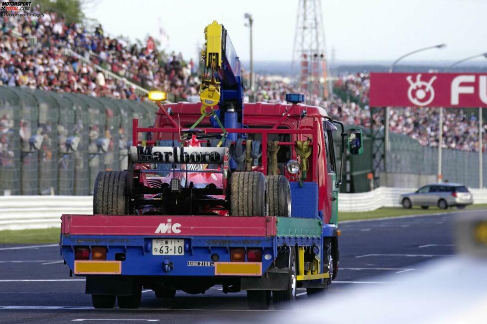 Das Ende aller Träume: Beim vorletzten Rennen in Japan beendet ein Motorschaden alle realistischen Hoffnungen auf den achten Titel. Ironischerweise sorgt ausgerechnet ein technischer Defekt für Schumachers Aus im Titelrennen. Dabei war die Zuverlässigkeit in Schumachers Ferrari-Jahren immer die große Stärke der Scuderia gewesen.