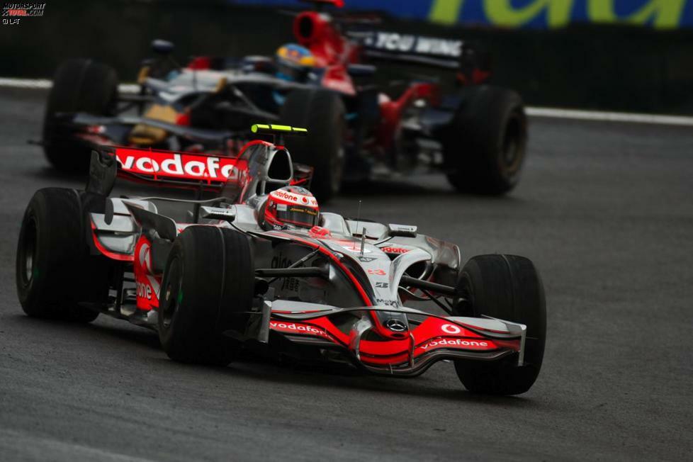 Der nächste Titel folgt erst im Jahre 2008. Nachdem Fernando Alonso und Lewis Hamilton im Vorjahr Kimi Räikkönen die Weltmeisterschaft auf dem Silbertablett präsentiert hatten, ringt Hamilton 2008 im wohl dramatischen Finale der Formel-1-Geschichte Felipe Massa in Brasilien nieder und sichert sich auf den letzten Metern den Titel. Mittlerweile wird der McLaren-Mercedes aufgrund seiner Lackierung auch Chrompfeil genannt.