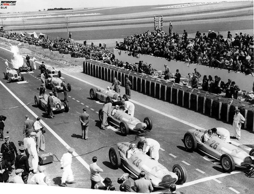 1938 setzt Mercedes bei den Grand Prix den W154 ein, der erstmals über einen Zwölfzylinder-Motor verfügt, der über 450 PS leistet. Auch der neue Silberpfeil erweist sich als Volltreffer. Dieses Bild vom Grand Prix von Frankreich in Reims mit drei Mercedes auf den ersten drei Startplätzen, spiegelt die Stärke der Stuttgarter Autos wider. Der W154 siegt bei drei von von Grands Prix.