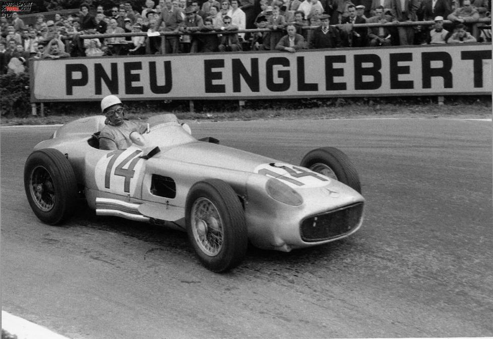 1954 steigt Mercedes mit dem W196 in die vier Jahre zuvor gegründete Formel 1 ein und setzt damit die Geschichte der Silberpfeile fort. Mit Juan Manuel Fangio verpflichtet das Team den Superstar der damaligen Zeit.