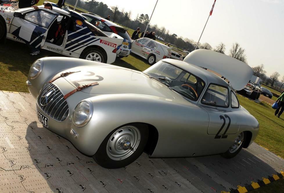 Mit dem 300SL, intern auch als W194 bezeichneten Sportwagen, meldet sich Mercedes nach dem zweiten Weltkrieg auf der internationalen Motorsportbühne zurück. Das Auto gewinnt zahlreiche Sportwagen-Renne, unter anderem die Carrera Panamericana und die Targa Florio.
