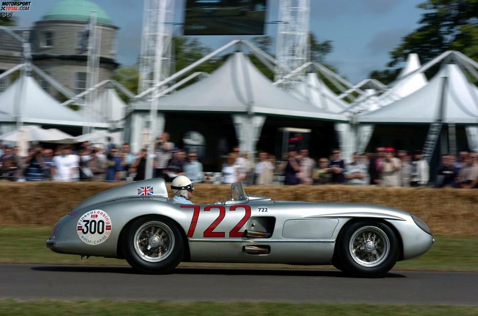 Mit dem 300 SLR wollte Mercedes im Jahr 1955 die 24 Stunden von Le Mans gewinnen, doch das Rennen endet in einer Tragödie. Pierre Leveghs Auto wird nach einem Unfall auf die Tribüne geschleudert. Mit insgesamt 84 Toten ist dies bis heute das größte Unglück der Motorsport-Geschichte. Mercedes stellt Ende 1955 sämtliche Motorsport-Aktivitäten ein, was allerdings keine Reaktion auf den Unfall, sondern bereits vorher beschlossen war.