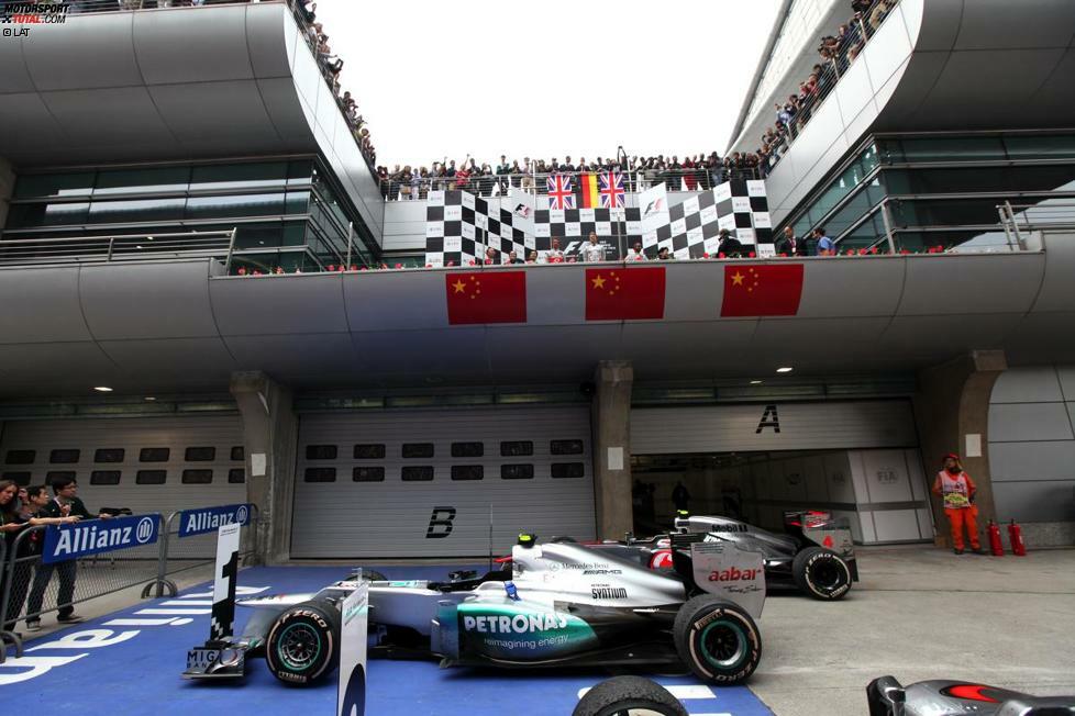 Der Weg zurück zum Erfolg ist allerdings beschwerlich. Erst 2012 gelingt Nico Rosberg in Schanghai der erste Sieg. Nach 57 Jahren Pause wird die Erfolgsgeschichte der Silberpfeile in der Formel 1 fortgeschrieben.