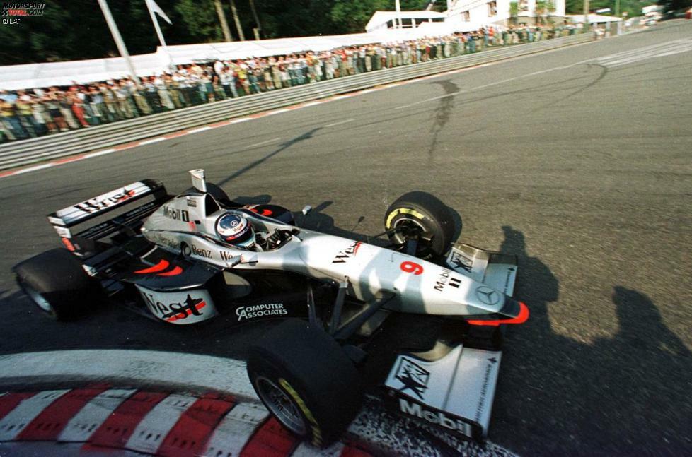 1997 feiern die Silberpfeile ihr auch in der Formel 1 inoffiziell ihr Comeback. Nach dem Wechsel des Hauptsponsors versieht das Mercedes-Partnerteam McLaren seine Boliden mit einer Lackierung, die bei vielen Erinnerungen an die legendären Silberpfeile weckt. Der MP4/12 erweist sich dieses Erbes würdig und gewinnt, pilotiert von David Coulthard, gleich das erste Saisonrennen in Melbourne.
