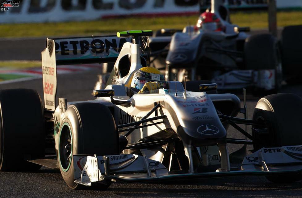 2010 kehren die Silberpfeile dann auch offiziell in die Formel 1 zurück. Der Stuttgarter Hersteller übernimmt das Team von Ross Brawn und holt den siebenmaligen Formel-1-Weltmeister Michael Schumacher aus dem Ruhestand zurück.