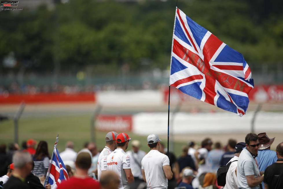 Ein Brite auf Startplatz eins - es war angerichtet für die passionierten Fans von der Insel. Die Unterstützung der eigenen Fahrer ist dort traditionell immer sehr groß. Und da von Max Chilton im Marussia, dem zurückgesetzten Paul di Resta im Force India und Jenson Button im schwächelnden McLaren nicht allzu viel zu erwarten war, setzten die Anhänger alles auf Hamilton, der gute Aussichten auf seinen ersten Sieg für Mercedes hatte.