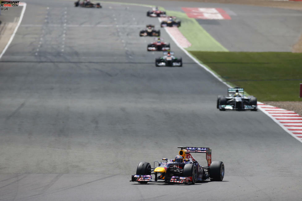 Währenddessen hatte sich durch den Hamilton-Zwischenfall und einen im Übrigen starken Adrian Sutil eine deutsche Dreierführung an die Spitze gesetzt. Vettel fuhr vor Rosberg und Sutil seinem vierten Saisonsieg entgegen.