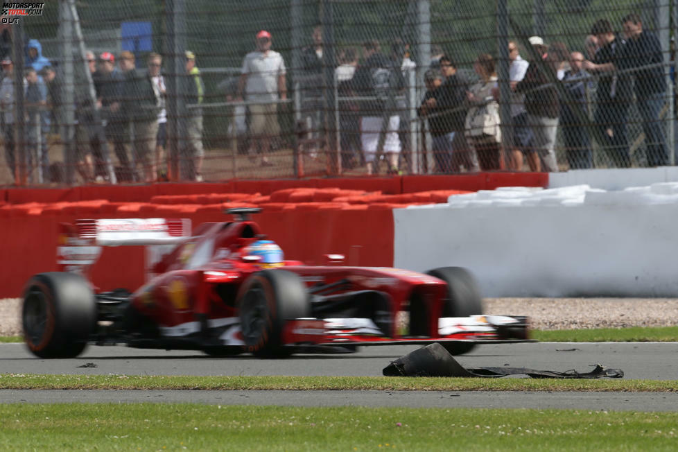 Das Reifendrama war allerdings noch nicht zu Ende und für Alonso wäre das fast ins Auge gegangen. Der Ferrari-Pilot fuhr nämlich knapp hinter Sergio Perez, als sich dessen Gummi über die Strecke verteilte.