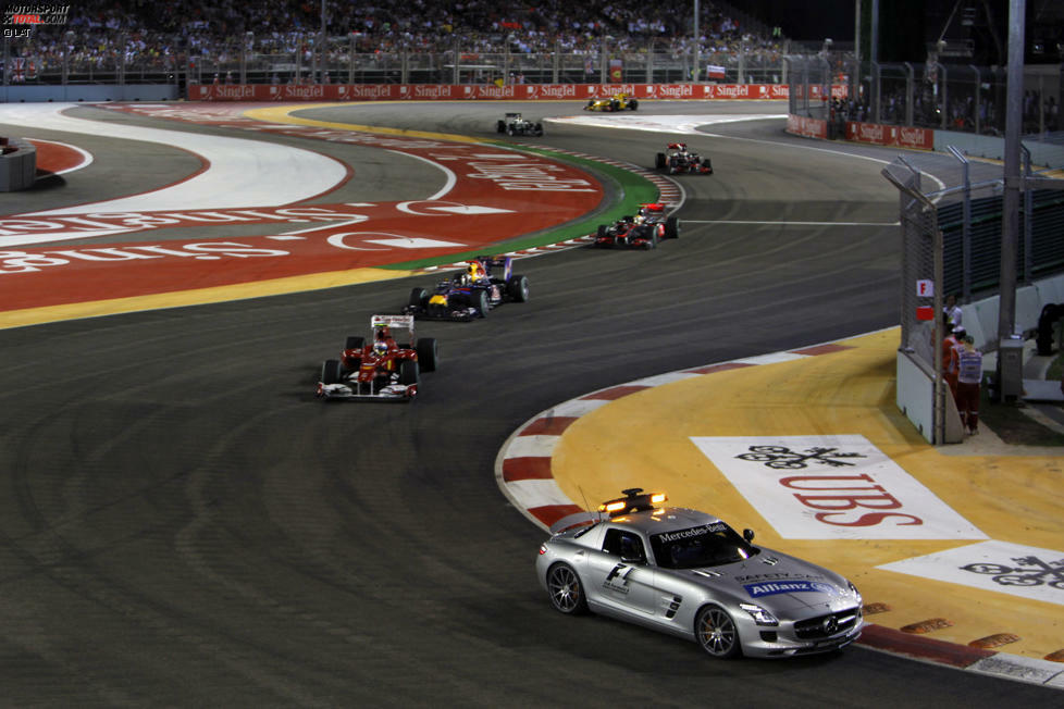 Auch bei der dritten Auflage des Nachtrennens im Jahr 2010 hat Bernd Mayländer im Safety-Car alle Hände voll zu tun, und wieder meistert Fernando Alonso, inzwischen zu Ferrari gewechselt, die Umstände geschickt. Diesmal feiert er einen verdienten Start-Ziel-Sieg vor den beiden Red-Bull-Piloten Sebastian Vettel und Mark Webber.