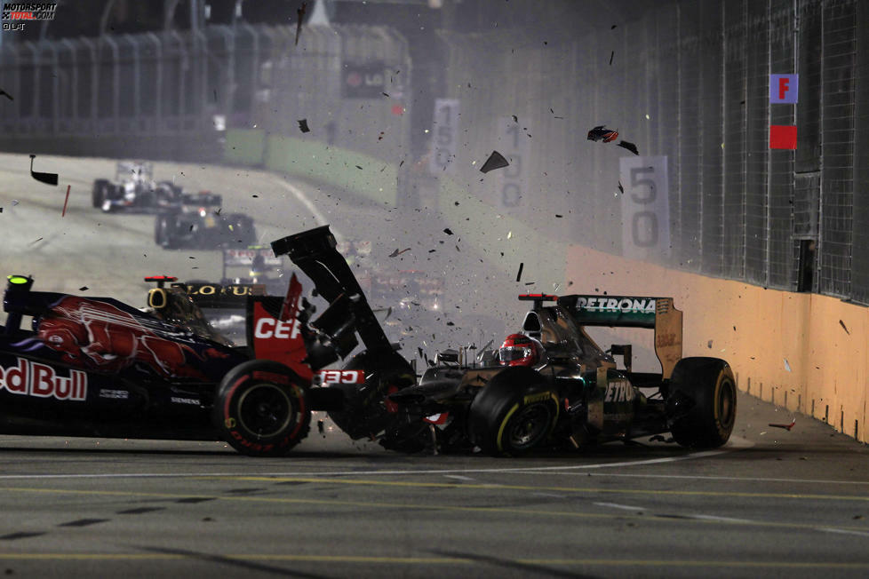 Einer der Tiefpunkte des Comebacks von Michael Schumacher: Beim Grand Prix von Singapur 2012 verschätzt sich der Mercedes-Pilot an elfter Stelle liegend und kracht ins Heck von Jean-Eric Vergne (Toro Rosso). Anschließend muss er sich nicht nur von den Medien, sondern auch von der FIA (Rückversetzung um zehn Startpositionen) harsche Kritik anhören.