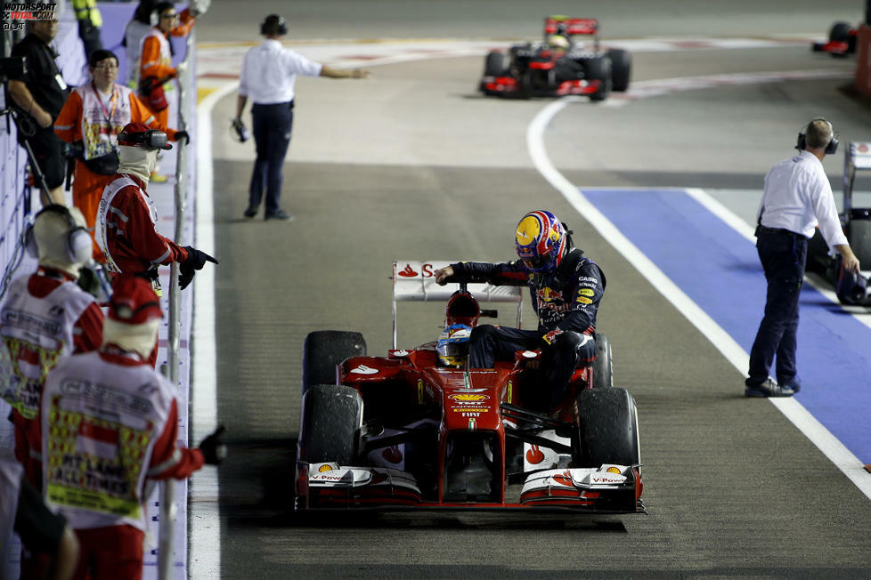 Aufreger nach Rennende 2013: Fernando Alonso bietet Mark Webber den Seitenkasten seines Ferrari als Rückfahrgelegenheit an. Webber kassiert dafür bereits die dritte Verwarnung der Saison - und wird für das nächste Rennen um zehn Startpositionen strafversetzt. Entscheidend aber nicht die Taxifahrt des Red-Bull-Routiniers an sich, sondern dass er sich den Streckenposten widersetzt, die ihn davor warnen, auf die Strecke zu laufen.