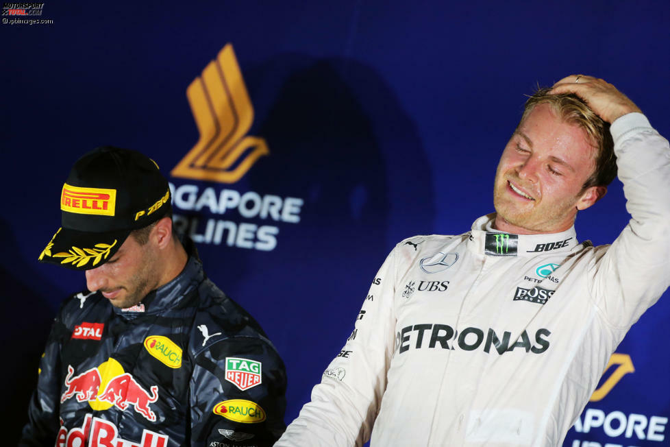 Doch die Silberpfeile schlagen nur ein Jahr später spektakulär zurück. Weil Rosberg im Verkehr aufgehalten wird, und fürchtet, beim Boxenstopp hinter Ricciardo zu fallen, bleibt er einfach draußen. Der Red-Bull-Pilot holt mit schnellen Schritten auf, doch als er in den DRS-Bereich kommt und überholen will, ist das Rennen vorbei - gerade rechtzeitig für den späteren Weltmeister, der eine halbe Sekunde über die Linie rettet.